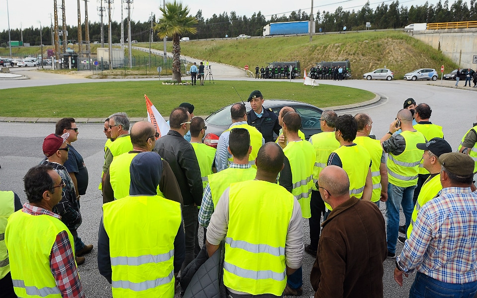 Sindicato de motoristas exige 1.200 euros de salário e ameaça com pré-aviso de greve. Antram diz que este salário é “completamente impossível”