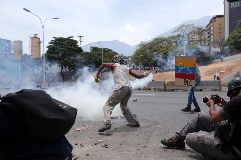 Mais de 50 feridos no segundo dia de protestos antigovernamentais na Venezuela