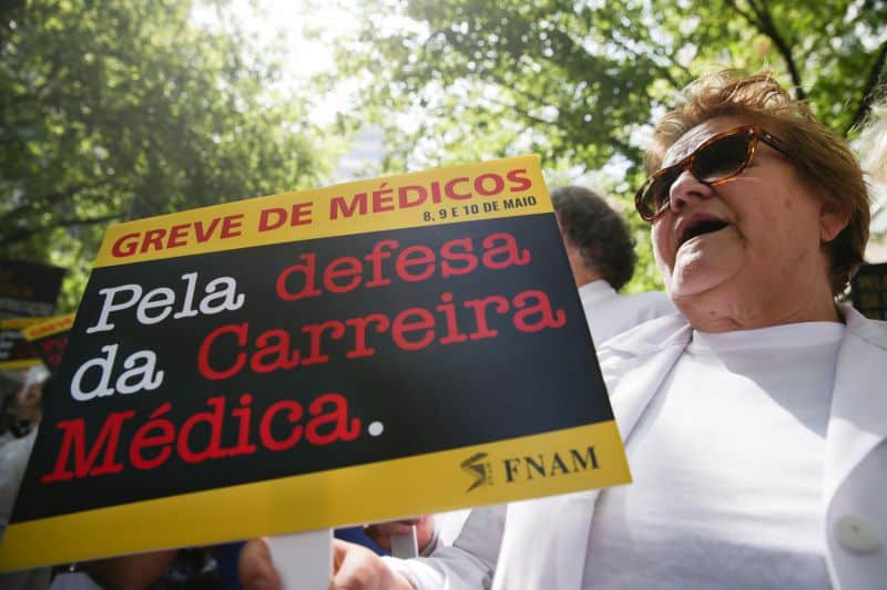Médicos marcam greve de dois dias no início de julho
