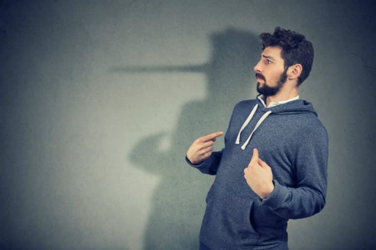 AFINAL, DIZER MENTIRAS NEM SEMPRE É MAU