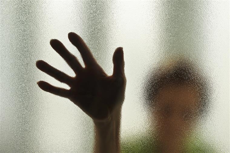 Pai e filho presos por violência doméstica