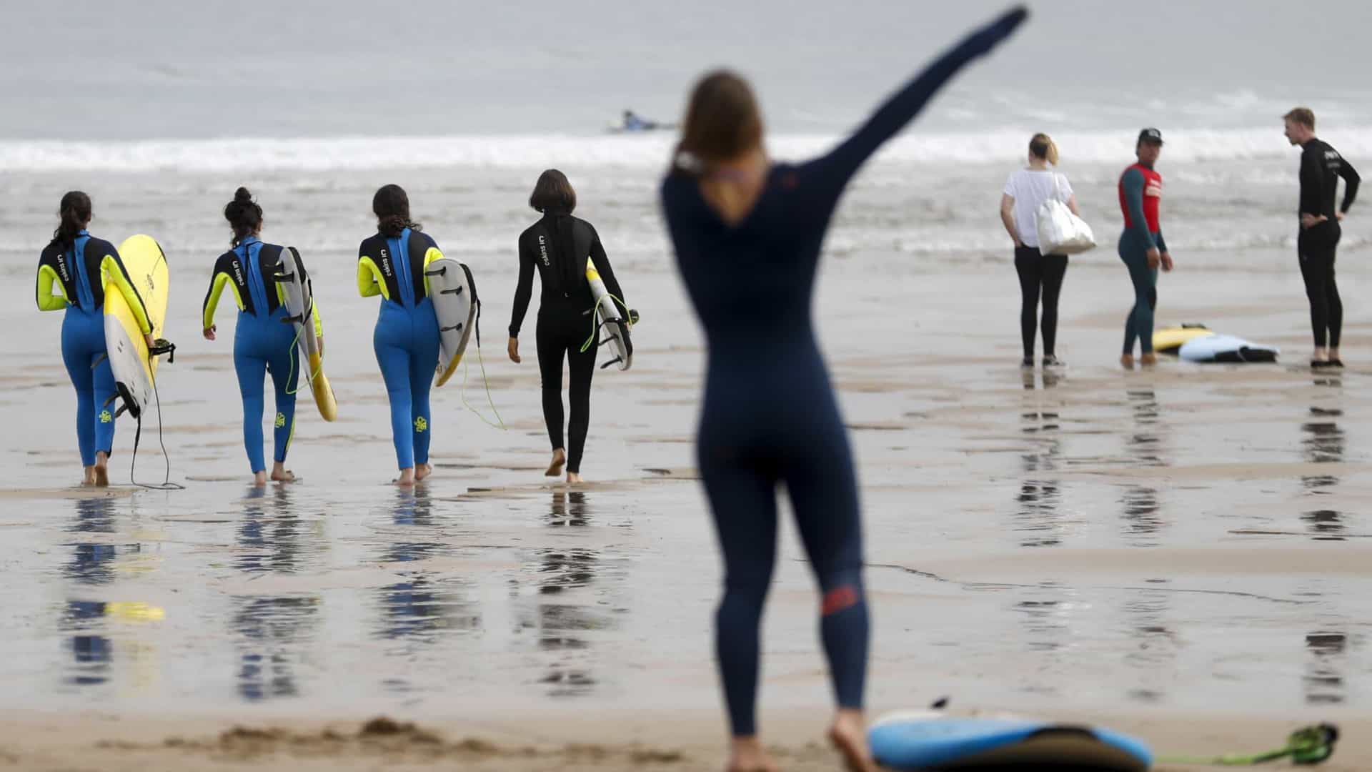 "Negócio descontrolado" do surf exige intervenção e fiscalização