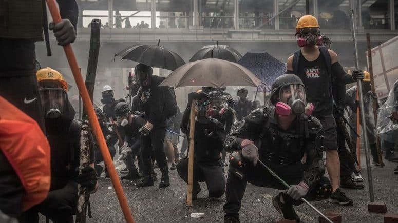 Polícia de Hong Kong justifica disparo para o ar e canhões de água em noite de confrontos