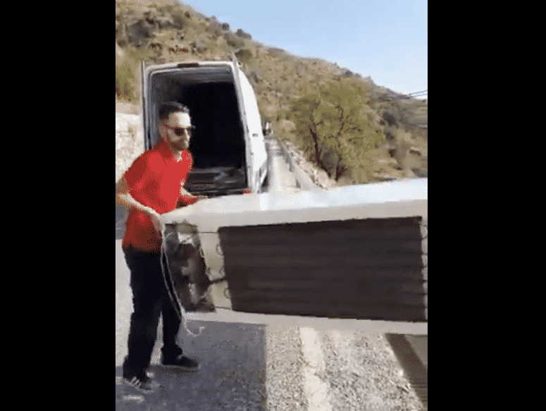 Filmou-se a atirar frigorífico por um penhasco e a polícia obrigou-o a ir buscá-lo