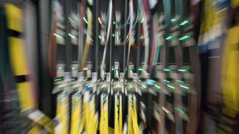 Processamento de dados na China emite tanto carbono como 21 milhões de carros, diz Greenpeace