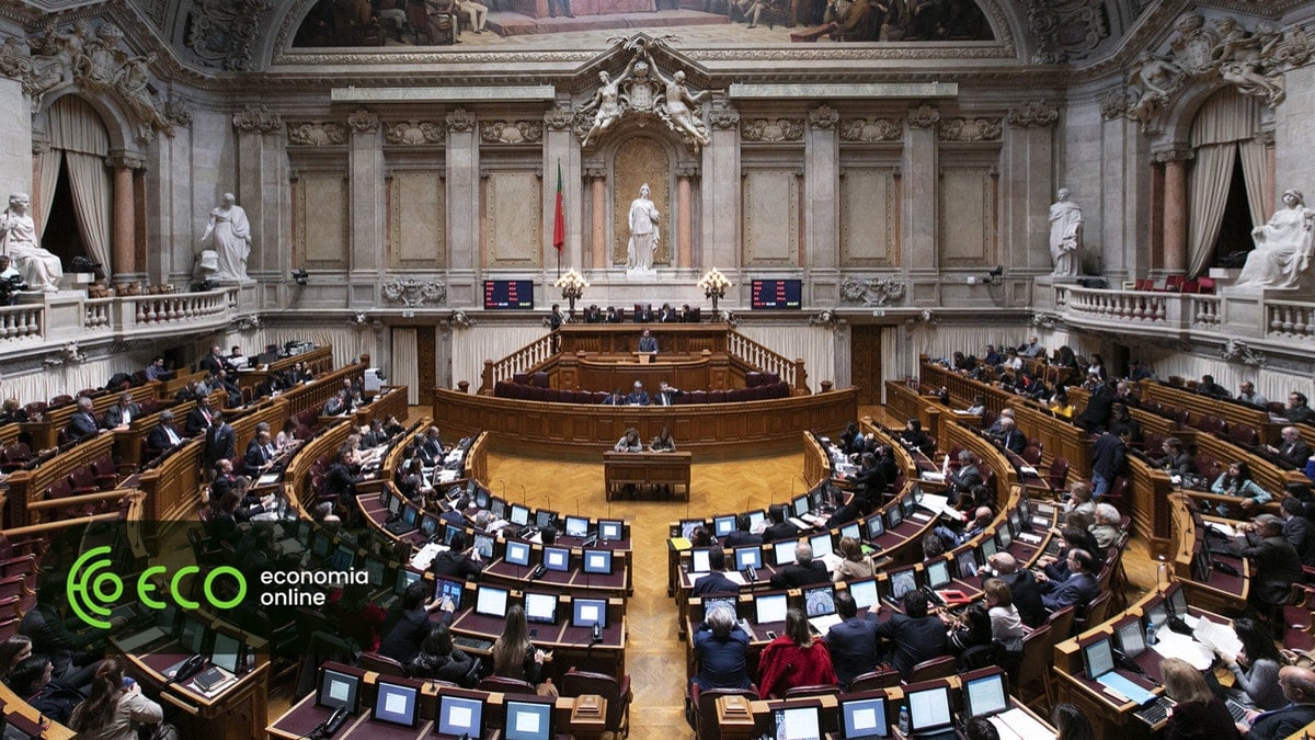 Votos da emigração dão dois deputados para o PSD e mais dois para o PS