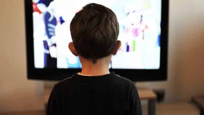 Alimentos com mais açúcar, sal e gorduras banidos da publicidade para crianças