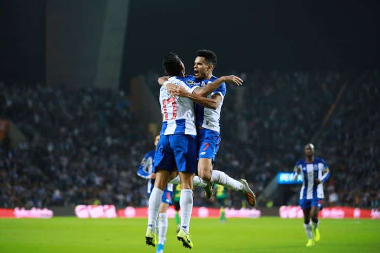 FC Porto vence Famalicão e junta-se ao Benfica na liderança da I Liga
