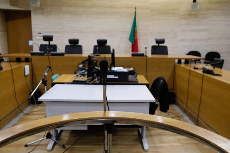 Advogados entregam pedido para libertar mãe que abandonou filho no lixo. Prisão é "absolutamente ilegal", afirmam