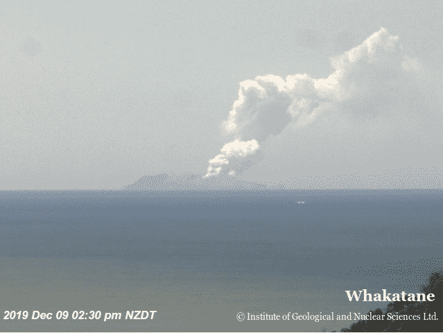 Vulcão entra em erupção na Nova Zelândia. Uma pessoa morreu, há feridos graves e pessoas por localizar