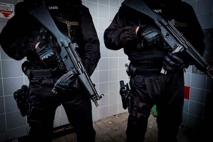 Megaoperação policial apanha armas e droga a suspeitos de confrontos em bairro de Cascais
