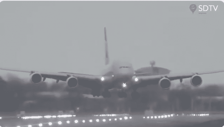 Tempestade Dennis. A lutar contra o vento, Airbus A380 aterra de lado em Londres