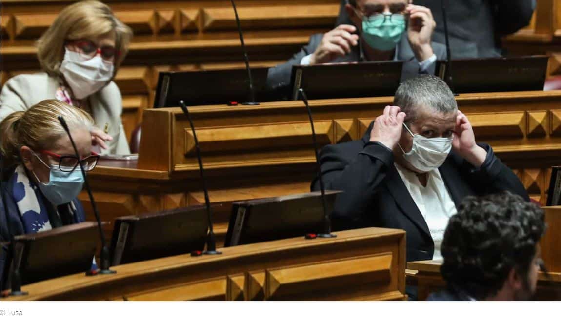 Ferro Rodrigues determina utilização de máscara dentro da Assembleia