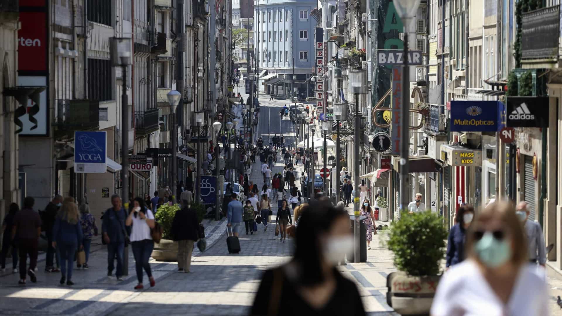 Restauração e comércio a retalho perderam 354,4 e 316,3 milhões em abril