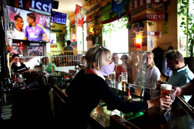 Na Europa, focos de coronavírus surgem após suspensão de restrições