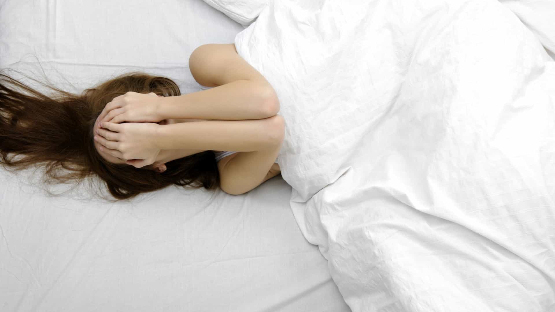 Dorme com o ar condicionado ligado? Saiba o que acontece