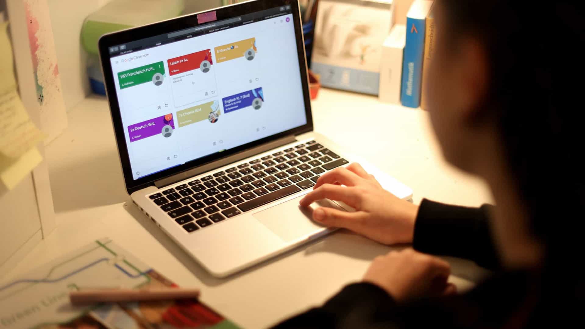 Austrália apresenta projeto para Google e Facebook pagarem aos media