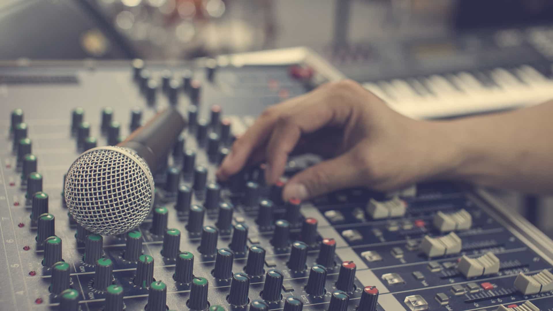 Técnicos audiovisuais iluminam Terreiro do Paço por setor "desesperado"