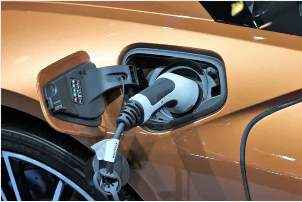 Comércio e serviços vão ser obrigados a ter postos de carregamento para carros elétricos