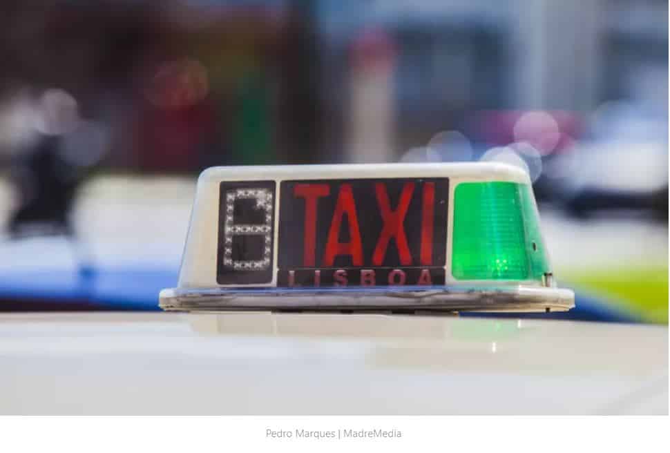 Covid-19: Táxis perdem receitas e "lento relançamento" está longe da atividade de 2019