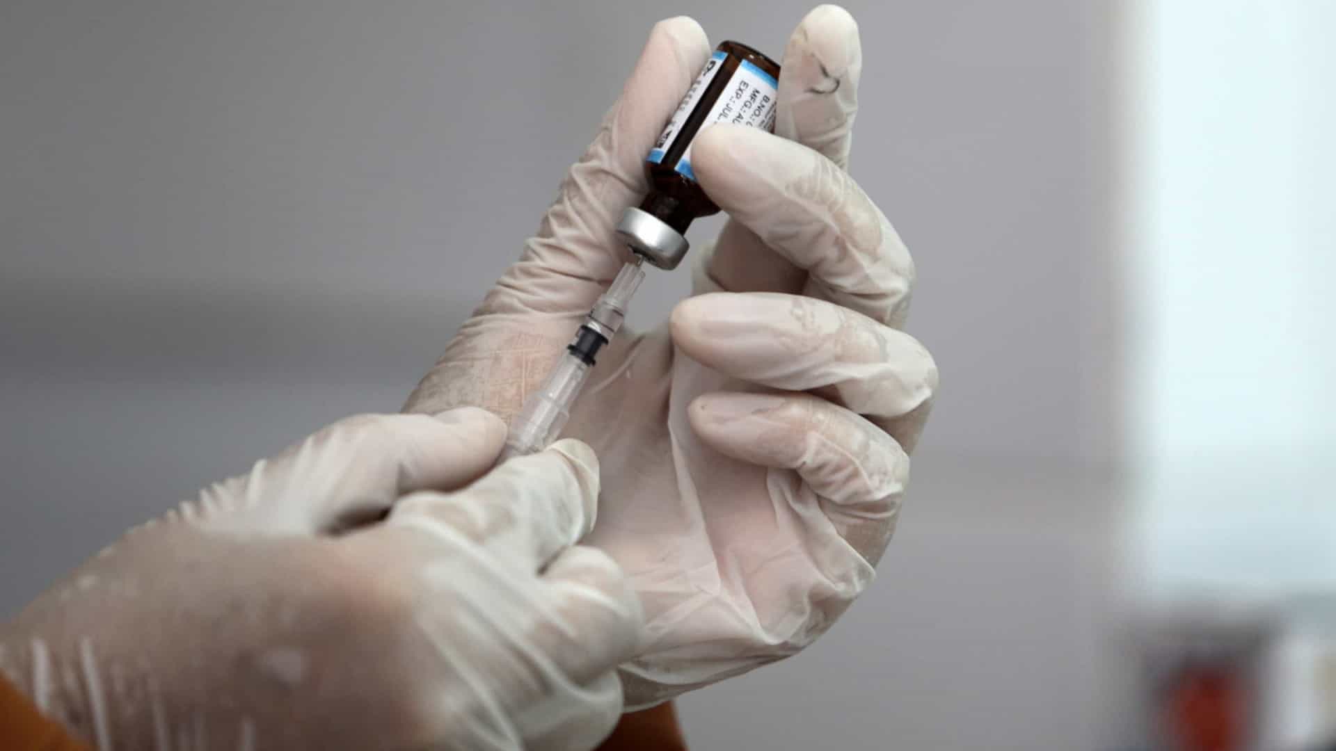 Covid-19: Interrompidos ensaios de vacina devido a doença em participante