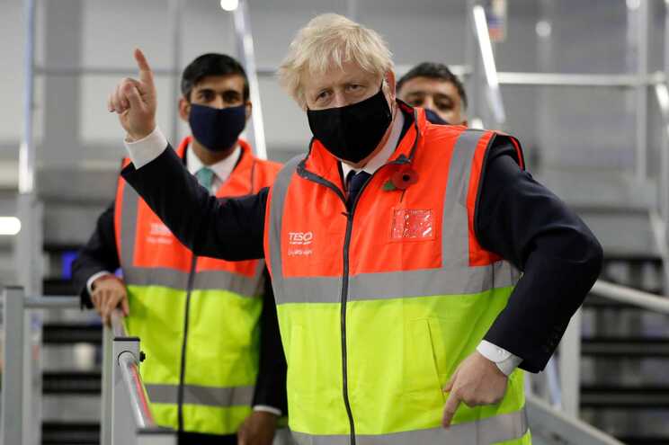 Boris Johnson está em isolamento após contactar com infetado