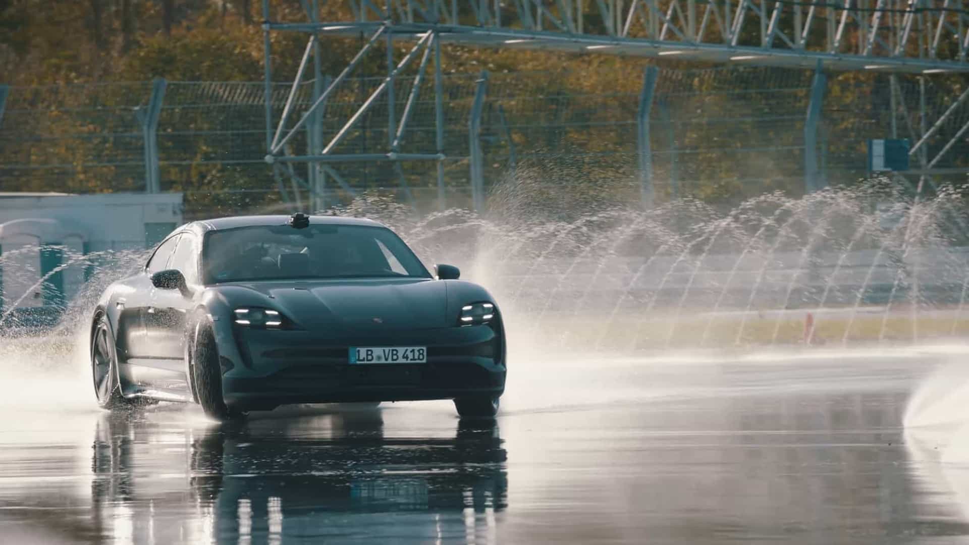 Porsche estabelece recorde de maior derrapagem com veículo elétrico