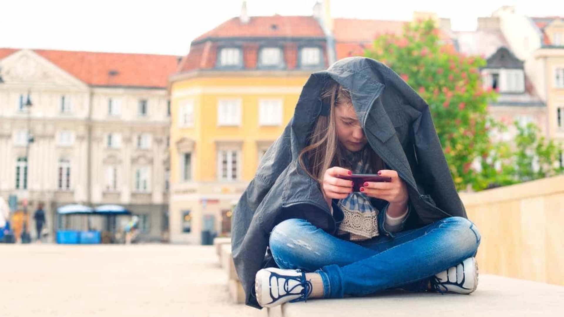 Como evitar os danos dos ecrãs nos jovens? Solução não é reduzir o tempo