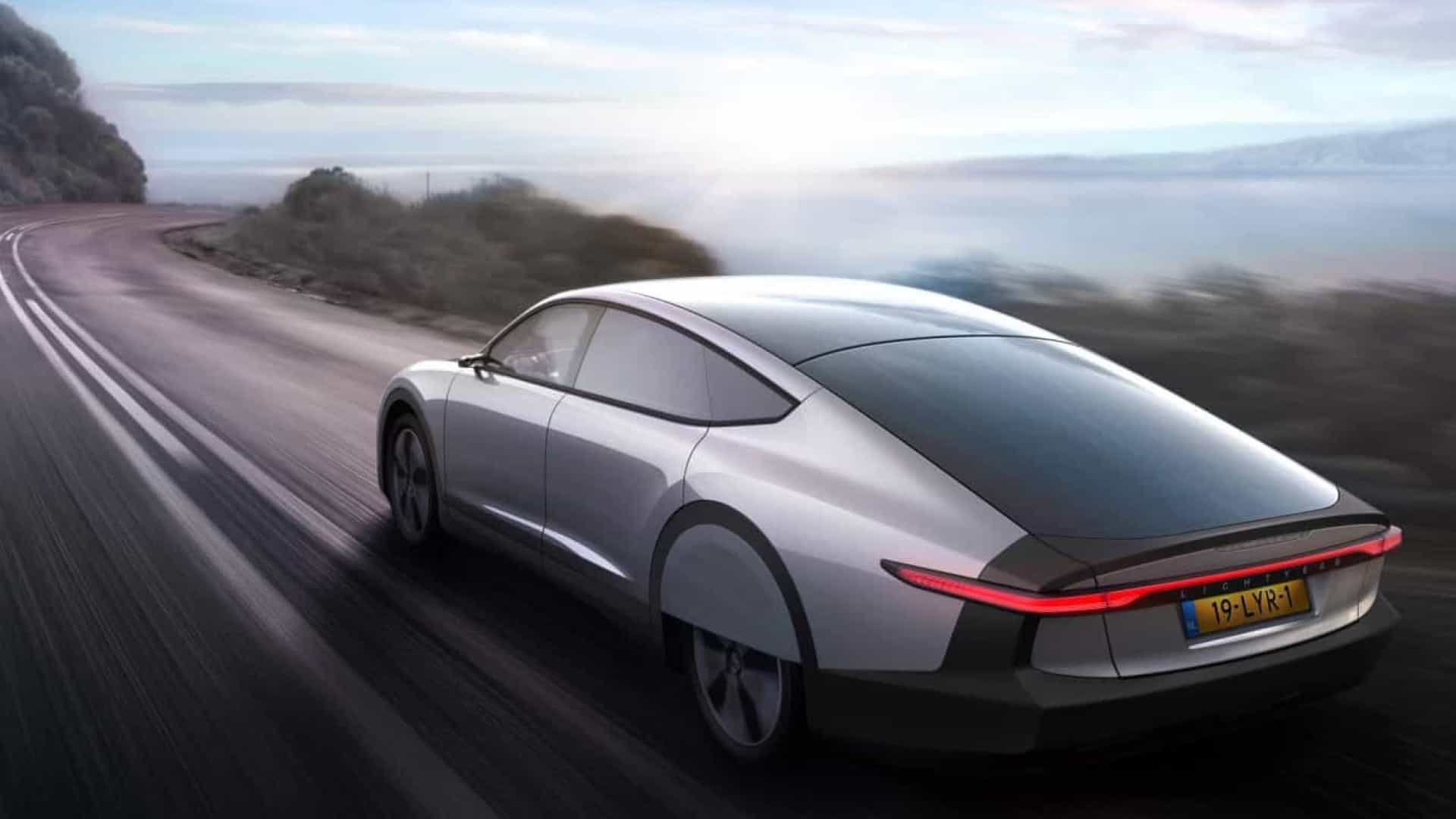 O primeiro carro movido a energia solar está mais próximo da realidade