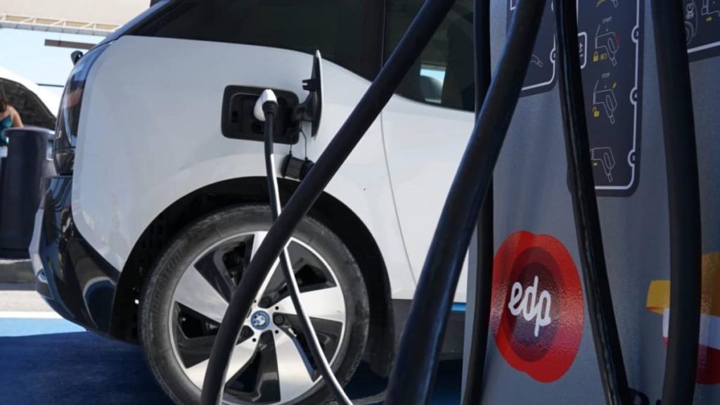 Carregar um veículo elétrico na rede pública? Em quanto fica?