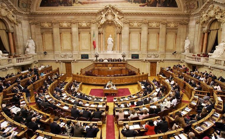 Parlamento volta a discutir 25 dias de ferias