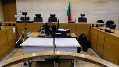 Mae abandona filho no lixo