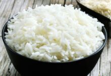 Adicionar vinagre enquanto está a cozer o arroz é uma técnica comum em algumas culturas culinárias, especialmente na culinária japonesa