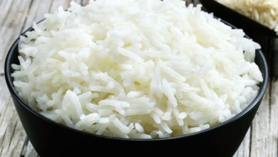 Adicionar vinagre enquanto está a cozer o arroz é uma técnica comum em algumas culturas culinárias, especialmente na culinária japonesa