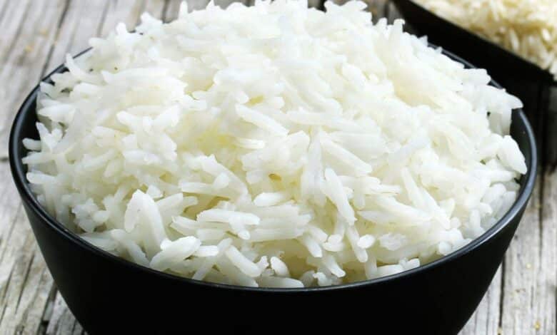 Adicionar vinagre enquanto está a cozer o arroz é uma técnica comum em algumas culturas culinárias, especialmente na culinária japonesa